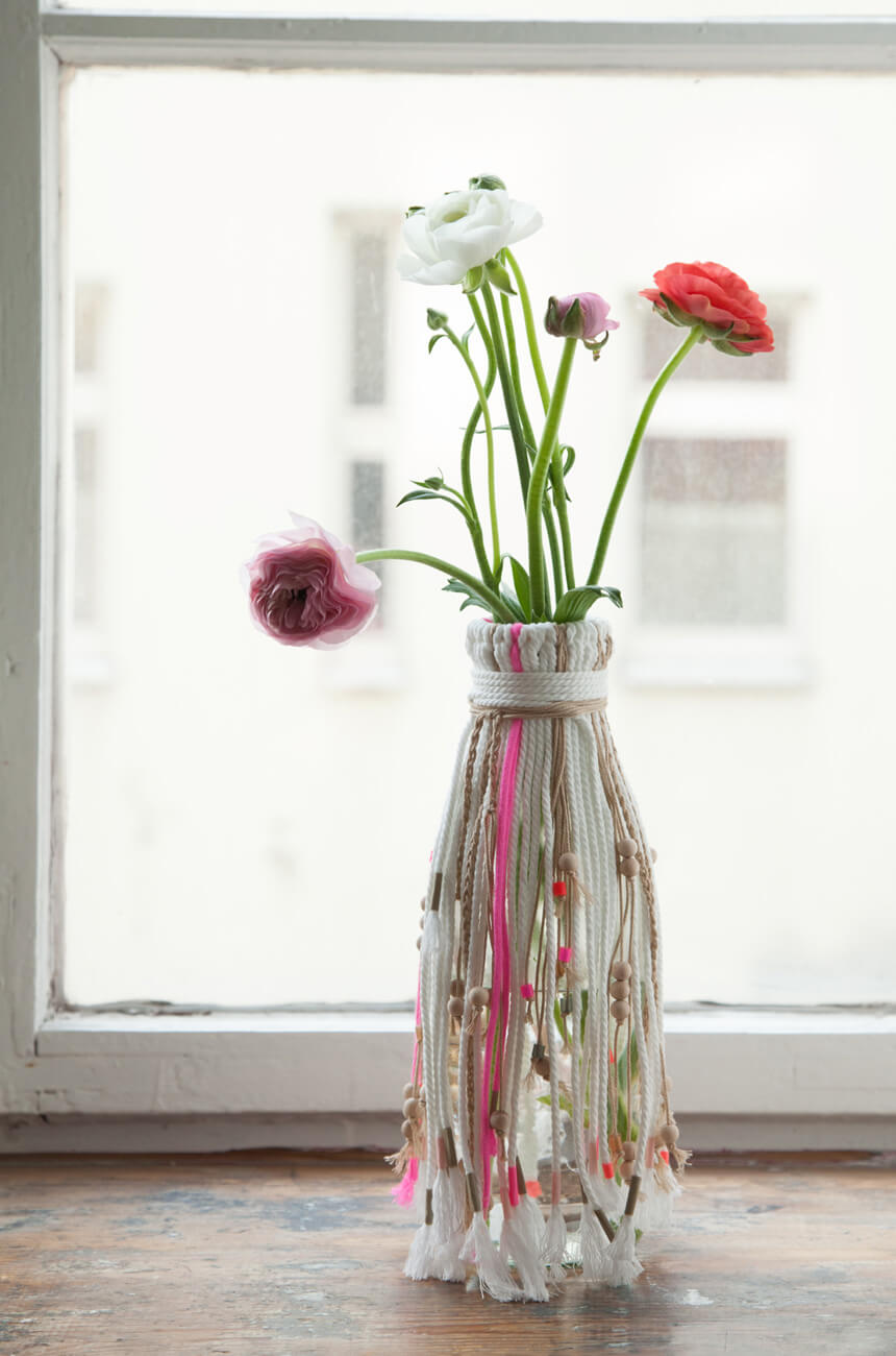Blumenvasen aus Milchflaschen basteln