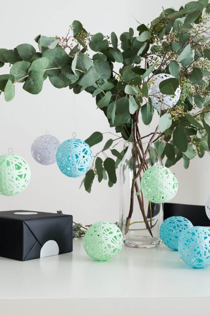 Weihnachtsbaumschmuck basteln - DIY Papierkugeln
