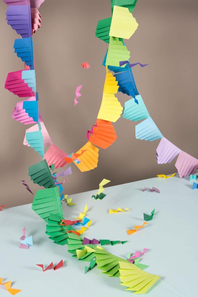 Bunte Plisseegirlande für Kindergeburtstag selbst basteln: DIY Step-by-Step Anleitung