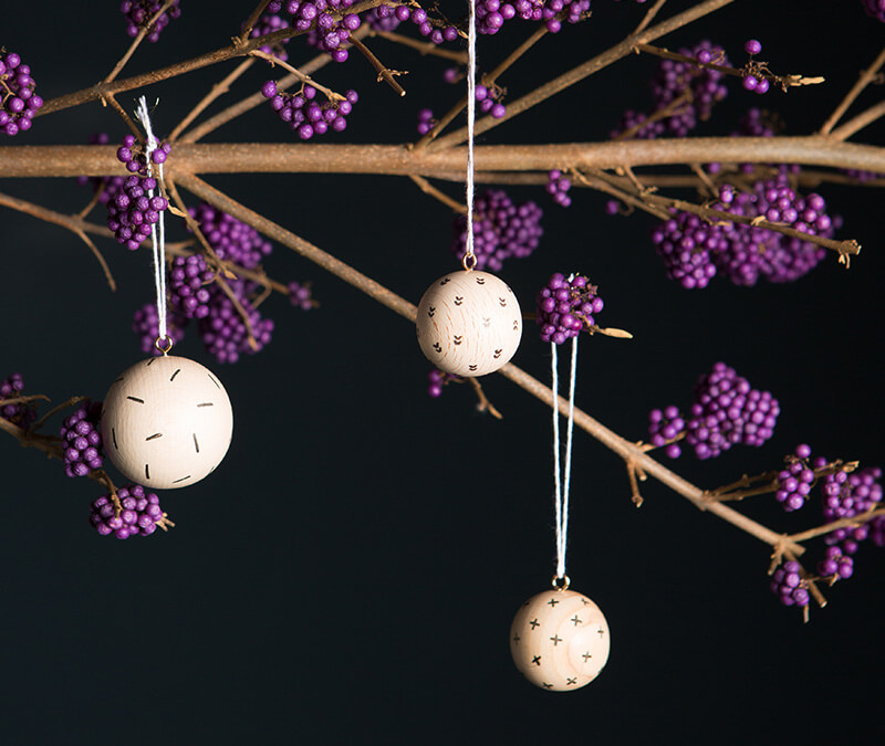 Weihnachtskugeln aus Holz