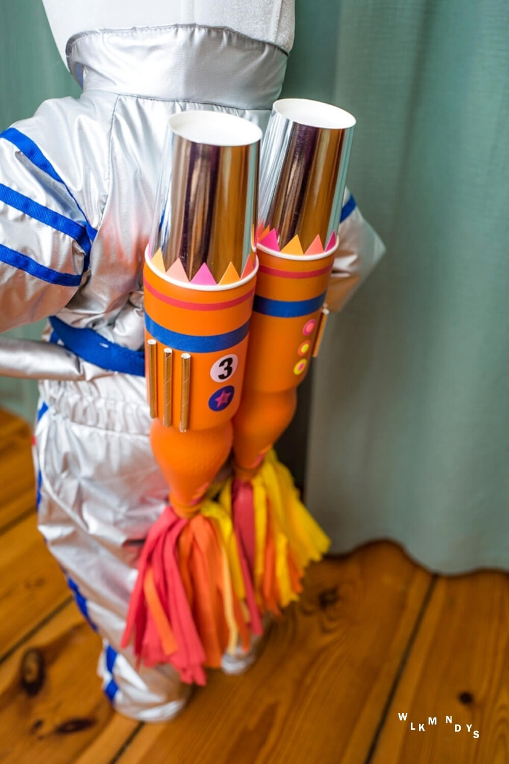 Raketenantrieb fuer das Astronauten Kostuem fuer Kinder basteln - Halloween DIY Ideen