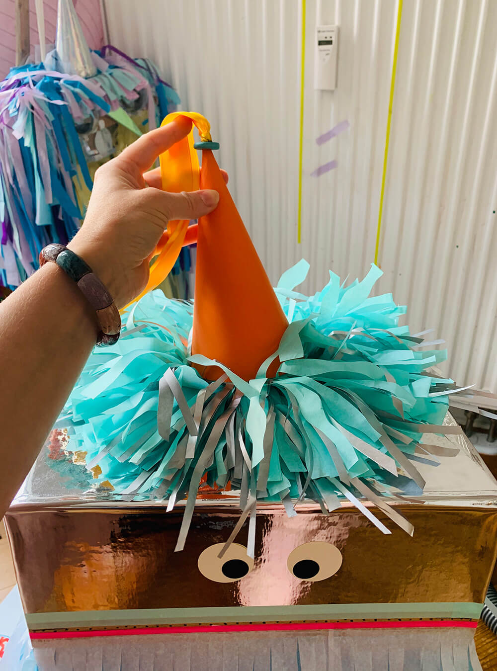 Ganz ohne Kleister: Einfach eine kunterbunte Piñata aus einem