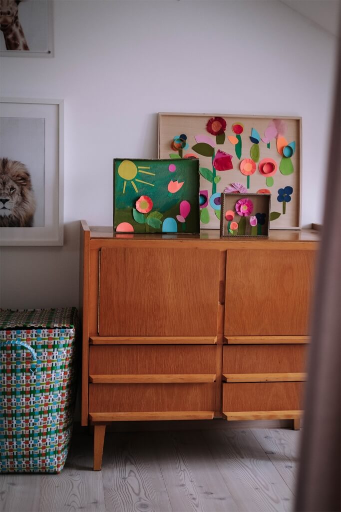 Frühlingsbunte Blumencollagen bastel Mit Isabell Hartmann spiele ich gerne Sprachnachricht Ping Pong. Es ist ziemlich lustig, wie so die neuen DIY Projekte aus unseren verschiedenen Puzzlestücken entstehen. Toll ist, dass Isabell alle DIYs mit ihren Kids umsetzt und ein wahnsinnig gutes Gespür dafür hat, was auch schon mit kleinen kreativen Kanditaten machbar ist, zu strahlenden Gesichterrn führt und mit welchem Kreativwerkzeug sie ihren Sohn immer wieder in die Bastelecke lockt. Heute zeigt sie uns eine frühlingsbunte Blumencollage und hat das DIY in zwei Tagesaufgaben aufgeteilt. Ziemlich clever! Und wie immer geht es bei Isabells DIY gar nicht zwingend um ein perfektes Ergebnis, sondern um den lustigen Weg dahin. We like it! Ich weiß nicht, wie es euch geht, aber wenn ich einen Block mit buntem Tonpapier in den knalligsten und leuchtendsten Farben durchblättere, hebt sich meine Laune schlagartig. Leuchtendes Pink, sattes Gelb, glühendes Orange, Ozeanblau und dann noch diese schönen Grüntöne… Ganz ehrlich, wer träumt eigentlich nicht davon, mal im We Like Mondays Lager zu stöbern? Nur mal schauen (und fühlen!) was da alles im Regal liegt und ein Kistchen für den eigenen Fundus packen? Ich wüsste schon, was ich mir da alles noch dazulegen würde! Für das folgende DIY-Projekt mit Kindern braucht ihr nur schönes Tonpapier und Scheren. Wir haben ausschließlich den Super Colour Bastelpapierblock verwendet, weil wir die Farben so klasse fanden – aber das Ergebnis wird sicher auch mit anderem Tonpapier oder auch angemalten Kartonresten super. Wir haben dieses Projekt auf zwei Tage verteilt, obwohl es nicht sonderlich aufwändig ist. So geschieht das Basteln eher nebenbei, macht keine große Mühe und die Dinge können einfach zur Seite gelegt werden, wenn die Lust abnimmt. Dass die Kinder mehrere Tage hintereinander am gleichen Projekt basteln können, entlastet den Alltag und zeigt, dass die schönsten Dinge entstehen, wenn man etwas länger am Ball bleibt. Tag eins: In einer Kiste habe ich nur den Bastelblock und drei Scheren versammelt. Die Kinder haben den Auftrag, viele Blüten (Kreise oder andere Formen) aus buntem Papier und viele Blätter und Stiele aus grünem Papier zu schneiden. Kleineren Kindern könnte man auch Schablonen aus Pappe dazulegen oder nur mit organischen Formen arbeiten. Für den späteren 3D-Effekt haben wir mache Blüten eingeschnitten und hochgebogen. Meinem Sohn gefällt der Kreisschneider (den man für dieses Projekt wirklich nicht unbedingt braucht) und auch die Fransenschere findet er faszinierend. Mit einer Kindersäge hat er sogar Klorollenscheiben abgeschnitten und angemalt - Jungs kriegt man eben oft eher mit gefährlichem Arbeitsgerät als mit Blüten. Tag zwei: Der Spaß beginnt! Wie ein Puzzle lassen sich jetzt die schönsten Blumenwiesen arrangieren. Ich hatte den Holzrahmen zuhause und habe für die Kinder aus Kartonresten noch zwei weitere Rahmen in unterschiedlicher Größe vorbereitet. Die Rahmen außen werden mit einem Cuttermesser (und einer Unterlage!) zugeschnitten und mit Heißkleber befestigt. Es würde bestimmt auch auf einem einfachen weißen Papier, auf Karton oder auf einer anderen Tonpapierfarbe aus dem Block gut aussehen, aber für den ultimativen 3D-Effekt braucht es später den Rahmen. Auch ein alter Schuhkarton ist geeignet! Die Kinder haben nun also ihre Blumen gelegt, verändert, kombiniert und am Ende mit einfachem Klebestift aufgeklebt. Die einzelnen Teile sind nur an einer Stelle mittig geklebt, damit die Blätter und Blumenblüten noch nach außen gebogen werden können. Die Blumen am Rahmenrand habe ich mit Heißkleber fixiert. Viel Spaß beim Erschaffen einer bunten Frühlingswelt - Frühlingsgefühle gibt es am Ende gratis dazu! Zeigt uns eure Blumencollagen undeingt auf Instagram und wir telen sie in den Stories. So gkjönnen wir alle ghemeisnam die 3D Blöumenwelten betsaunen.