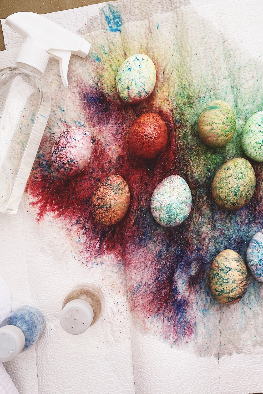 Ostereier selbst färben – ein lustiges Farbexperiment