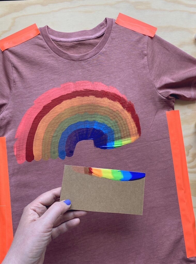 Regenbogenshirt mit Stoffmalfarben kreieren