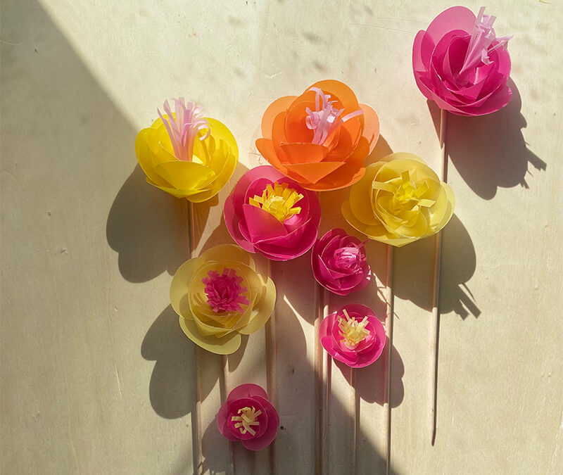 Süßes Blütenmeer: So bastelst du Cake Topper Blumen aus Papier