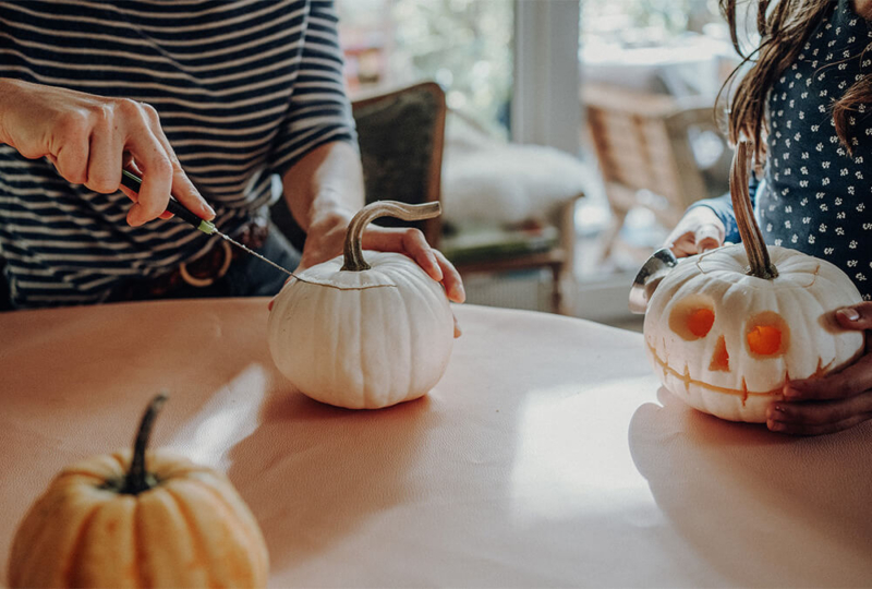 DIY Kürbis-Bastelset Für Kinder – Mit 12 Schaumkürbissen, 50 Blättern, Strasssteinen & Stiften (Herbst/Halloween/Thanksgiving)