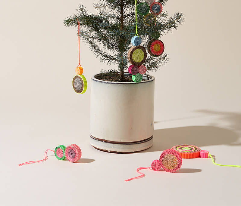 Weihnachtsornamente aus Wellpappe basteln