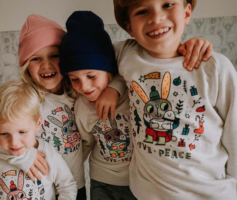 LOVE & PEACE: Ein Weihnachtspulli für die Festtage zum Ausmalen