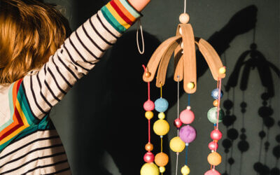Kugelrund und lustig: Wir basteln mit Kindern ein Baby Mobile