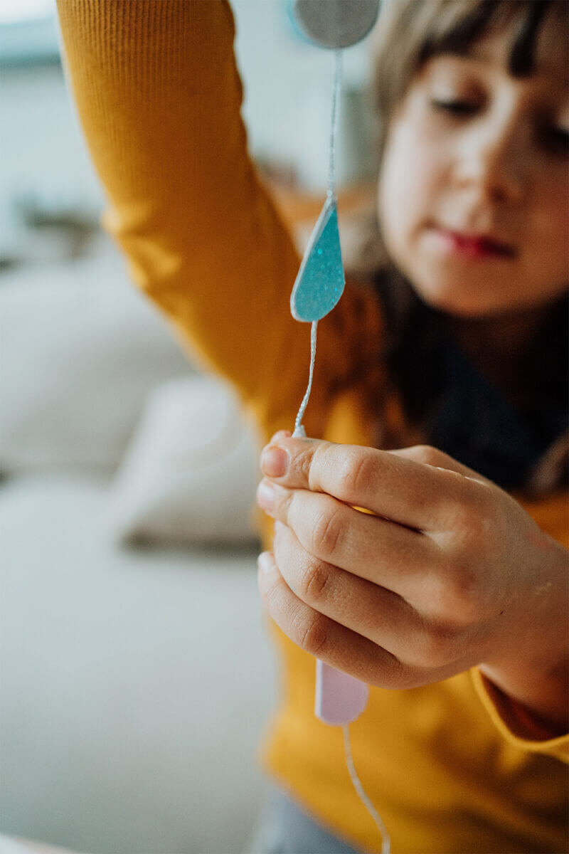  Foto zu Wolken-Sonne-Regen: Wir basteln uns einen Regenbogen! 