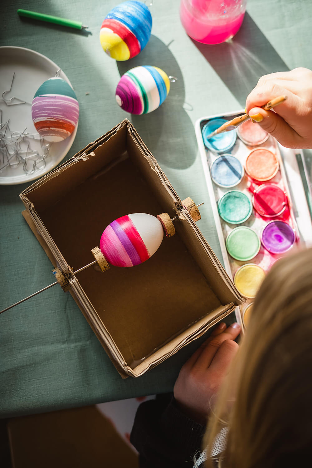 Wir färben Eier mit unserer DIY Ostereier Malmaschine.