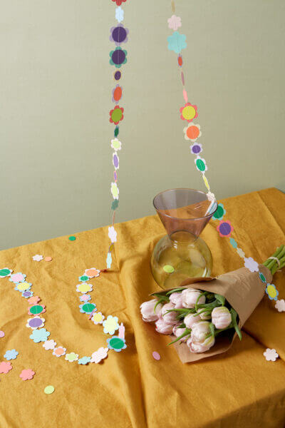 Wir nähen eine Blumengirlande aus Bastelpapier.