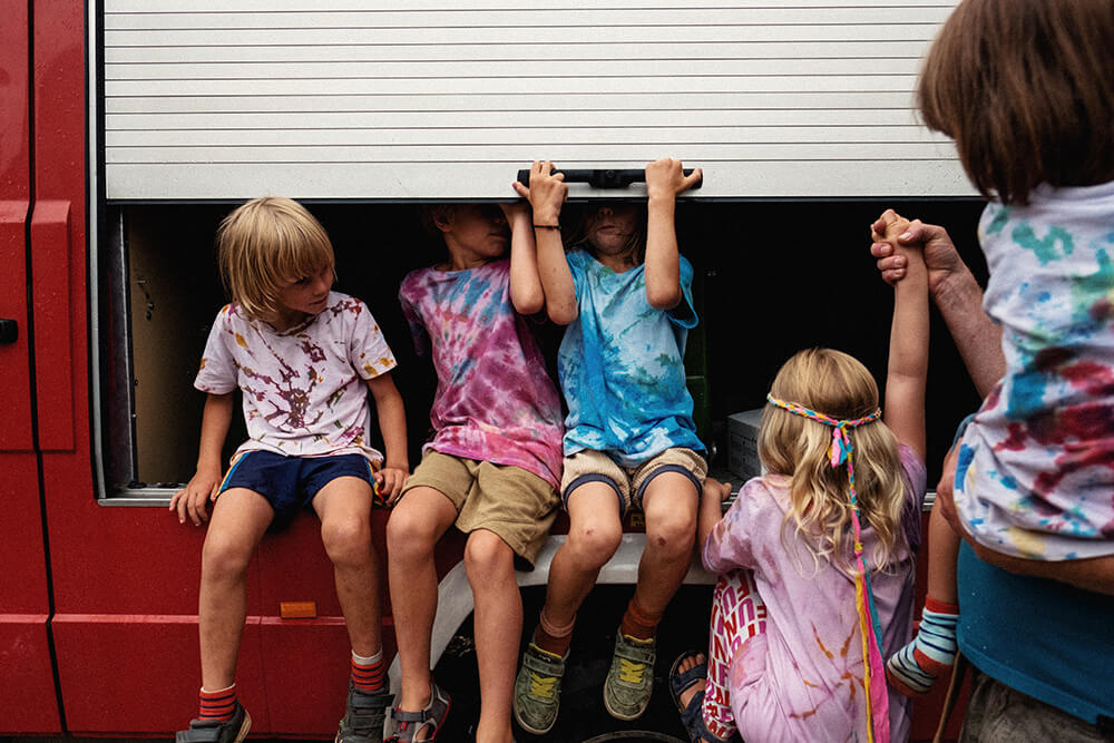 Wir färben T-Shirts mit Kindern in einer großen Batikparty.