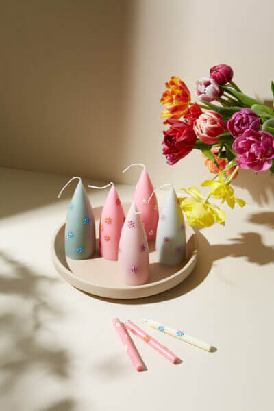 Wir verzieren Kerzen mit Daisy Blumen aus Bienenwachs.