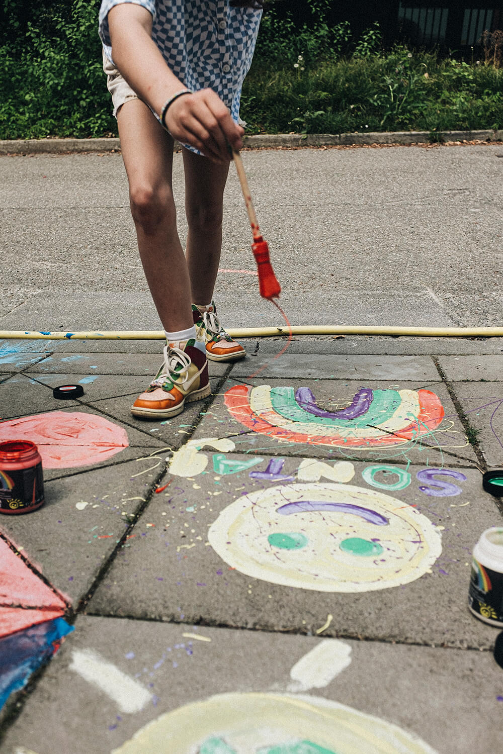 Wir malen Rainbow Power mit Straßenmalkreide.