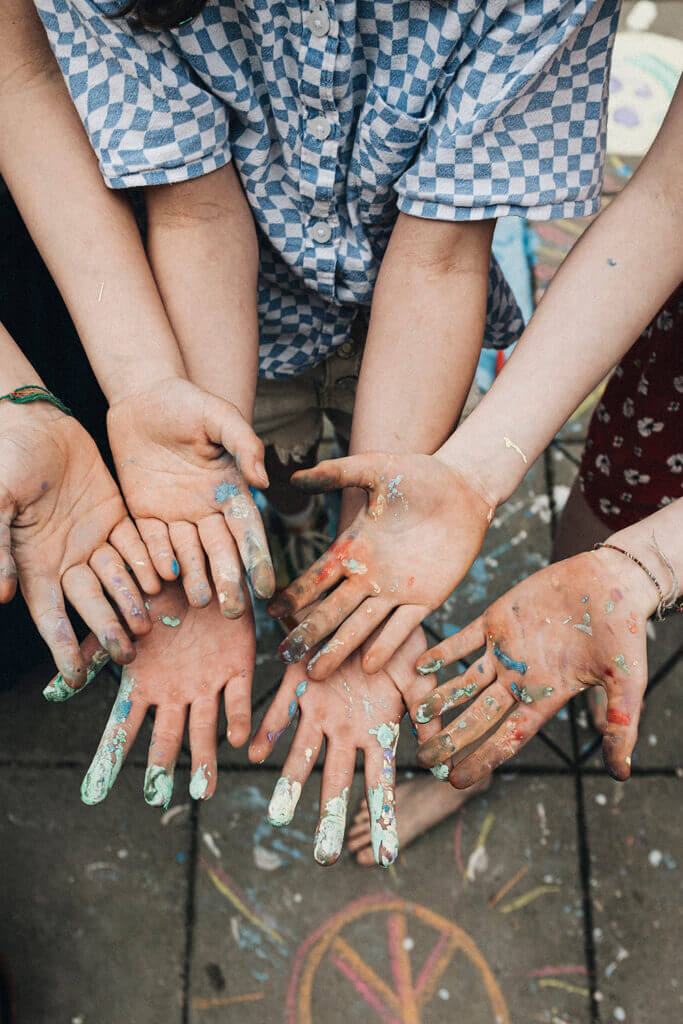Wir malen Rainbow Power mit Straßenmalkreide.