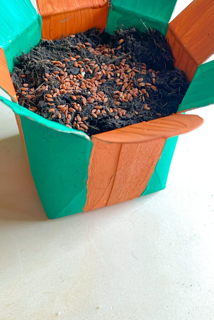 Upcycling Party! Wir basteln Blumentöpfe aus Milchkartons fürs Bienenbuffet.