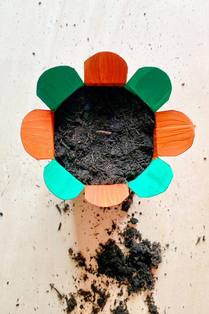 Upcycling Party! Wir basteln Blumentöpfe aus Milchkartons fürs Bienenbuffet.