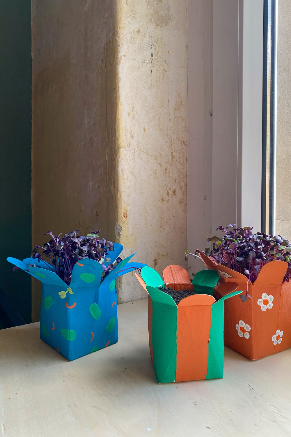 Upcycling Party! Wir basteln Blumentöpfe aus Milchkartons fürs Bienenbuffet.