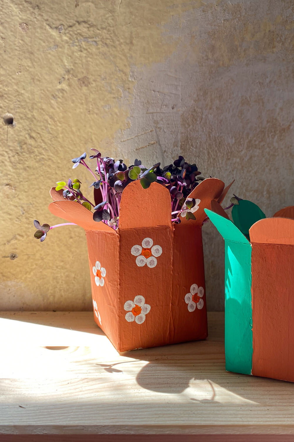 Upcycling Party! Wir basteln Blumentöpfe aus Milchkartons fürs Bienenbuffet.