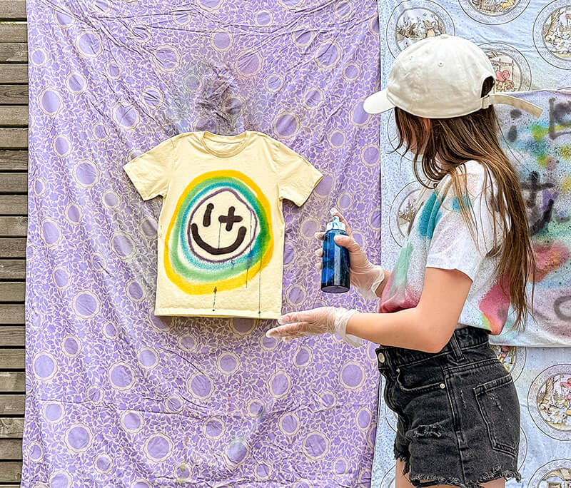 Kreativspaß mit Graffiti-Batik – wir sprayen T-Shirts mit Stoffmalfarben.