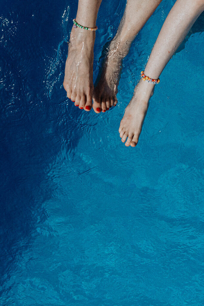 Unsere Teenies basteln Sommer-Ferien-Festival-Armbänder mit Perlen.