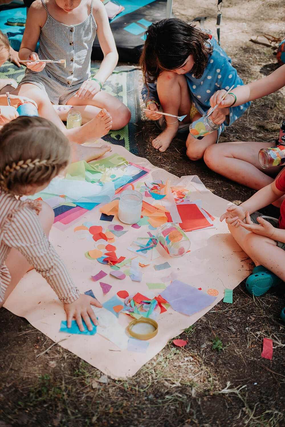 Wir basteln Campinglaternen im Sommer.