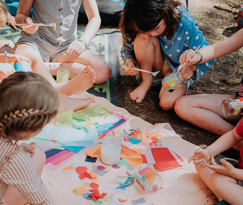 Kreativ in den Ferien: Wir basteln bunte Sommerlaternen