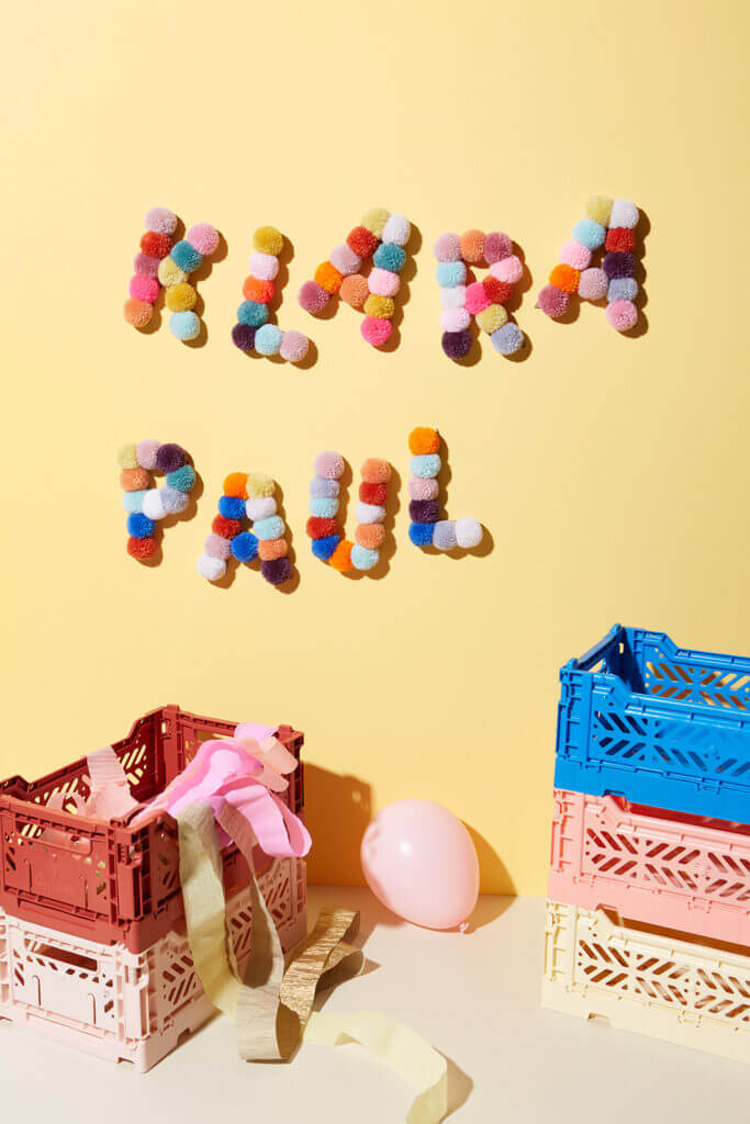 Wir basteln Namen für die Kinderzimmertür mit Pompoms.