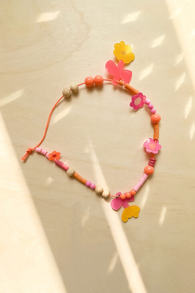 Wir basteln Schmuck mit Schrumpffolie.