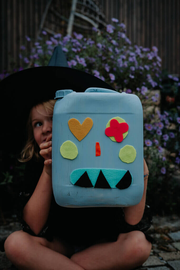 Spooky Upcycling: Wir basteln Halloweenlaternen aus PET-Flaschen.