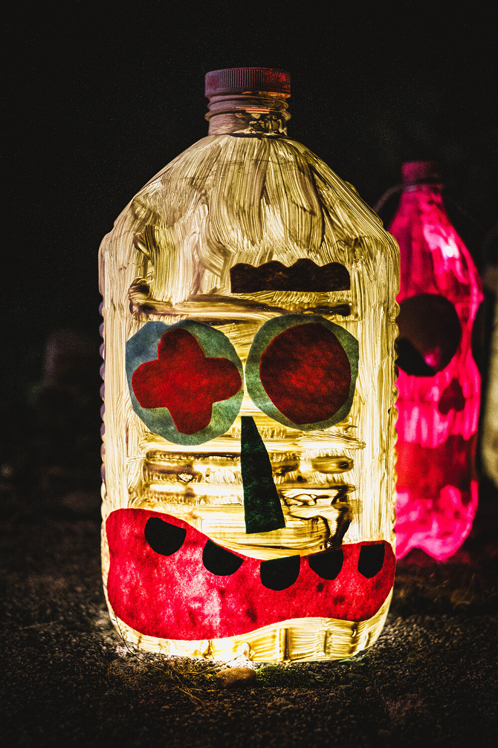 Spooky Upcycling: Wir basteln Halloweenlaternen aus PET-Flaschen.