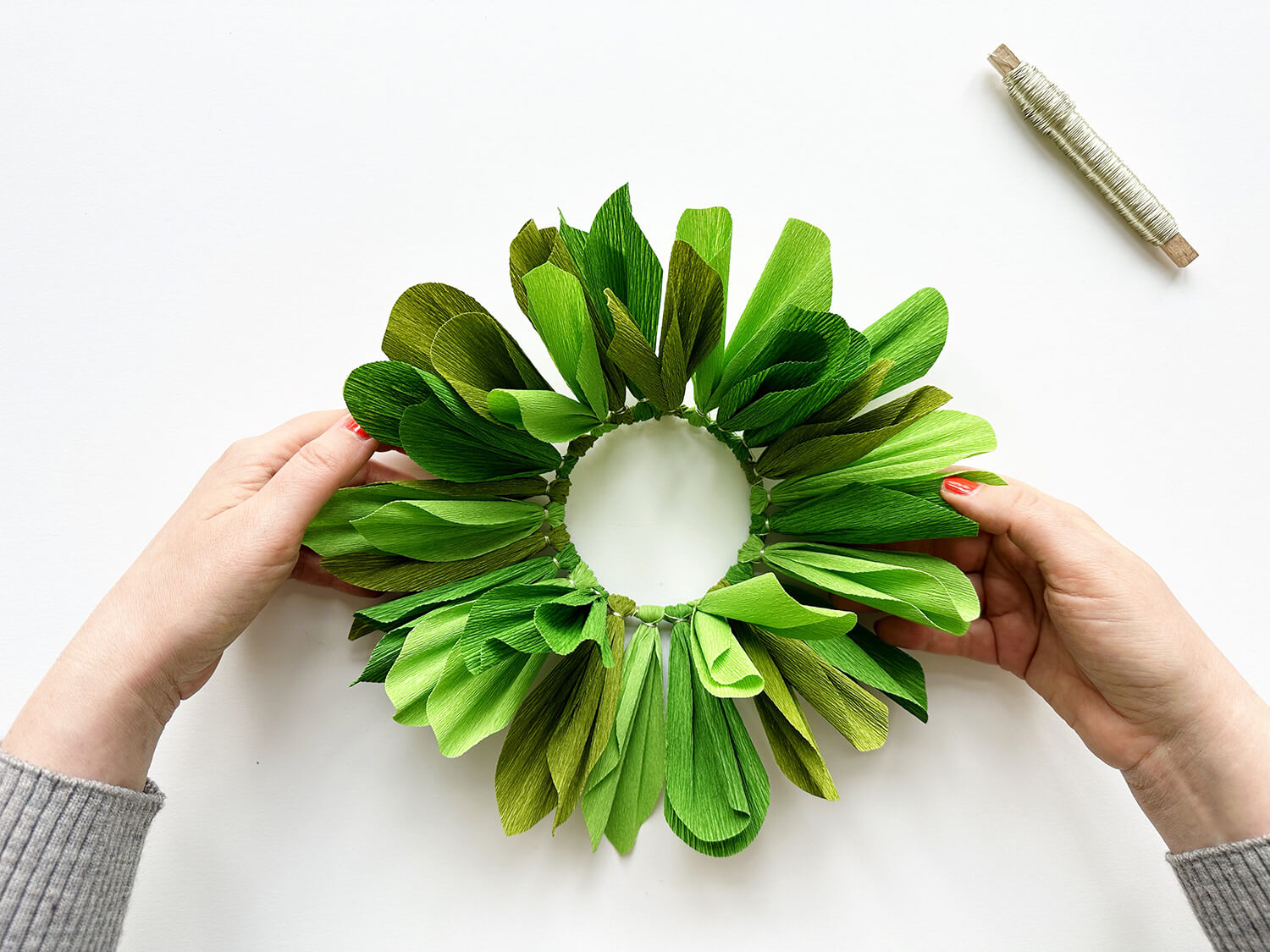 Ilex oder Weihnachtsstern? So bastelst du einen immerschönen Türkranz