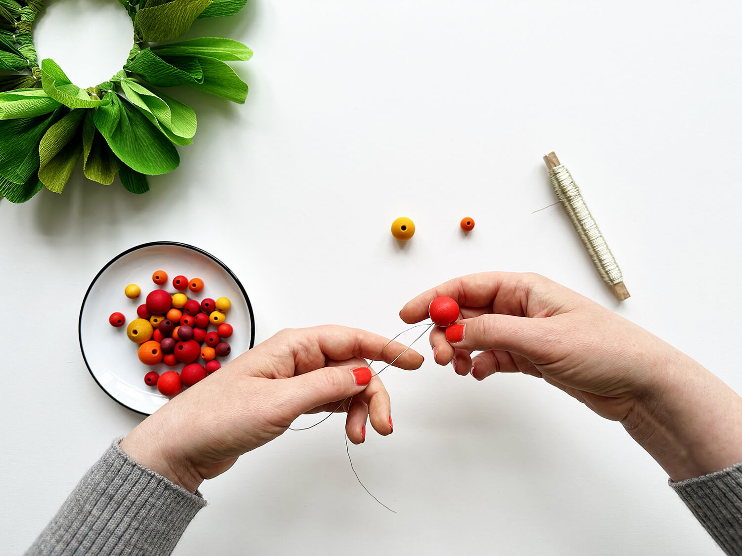 Ilex oder Weihnachtsstern? So bastelst du einen immerschönen Türkranz