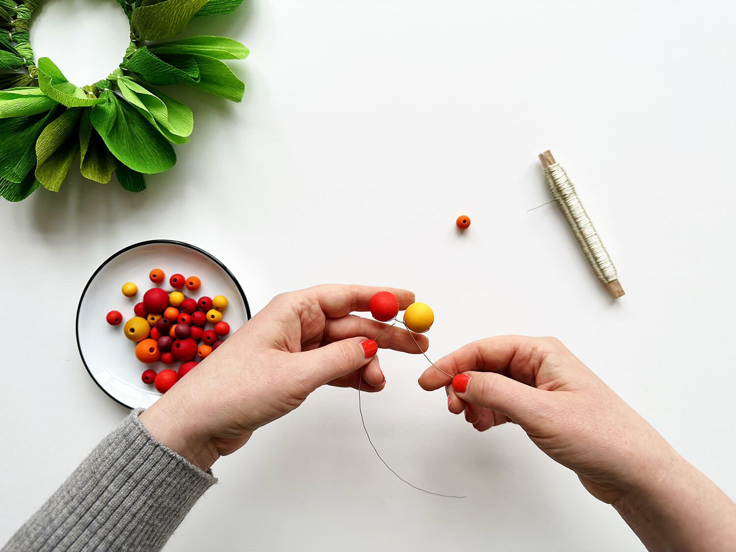 Ilex oder Weihnachtsstern? So bastelst du einen immerschönen Türkranz