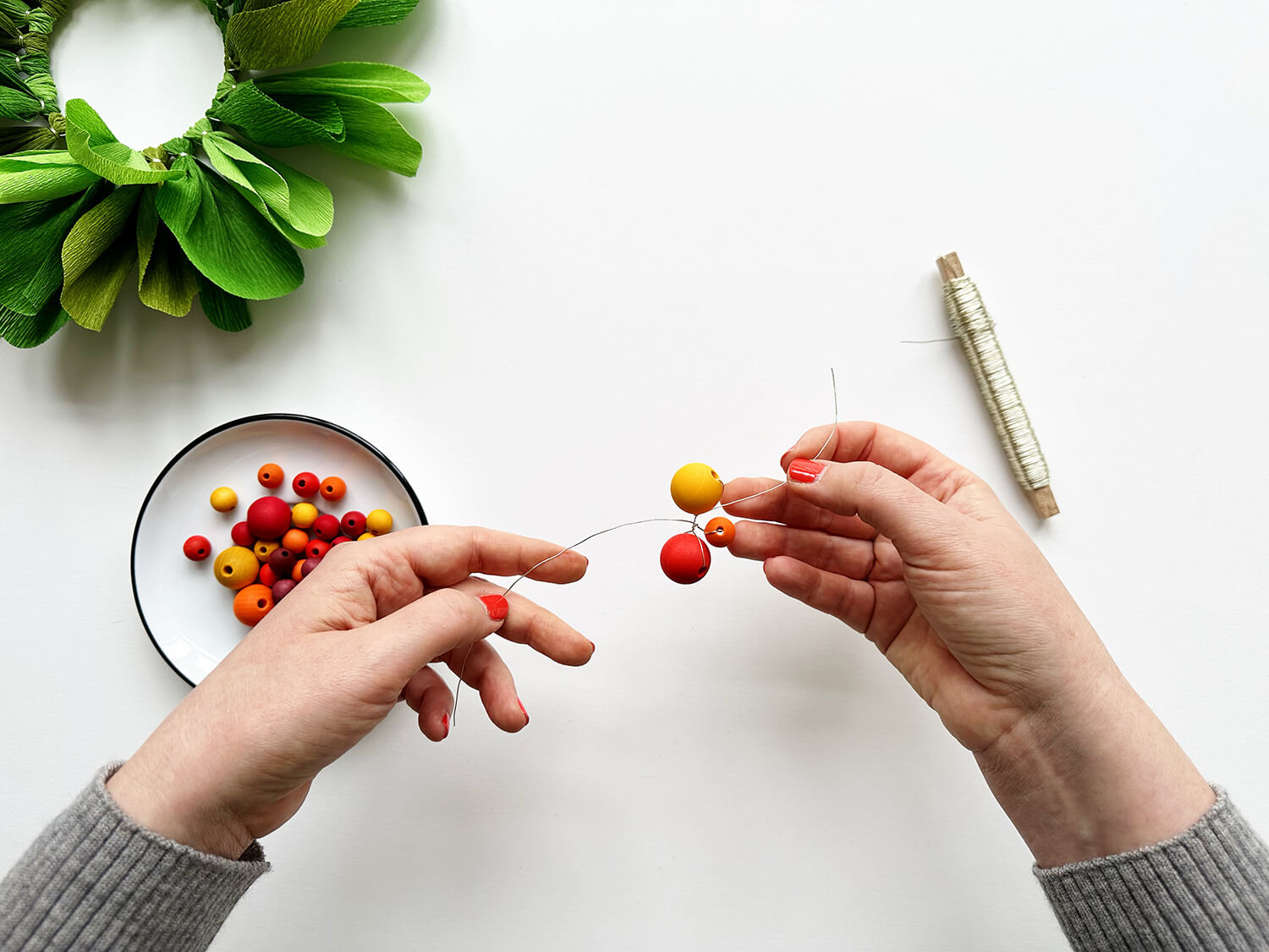 Ilex oder Weihnachtsstern? So bastelst du einen immerschönen Türkranz