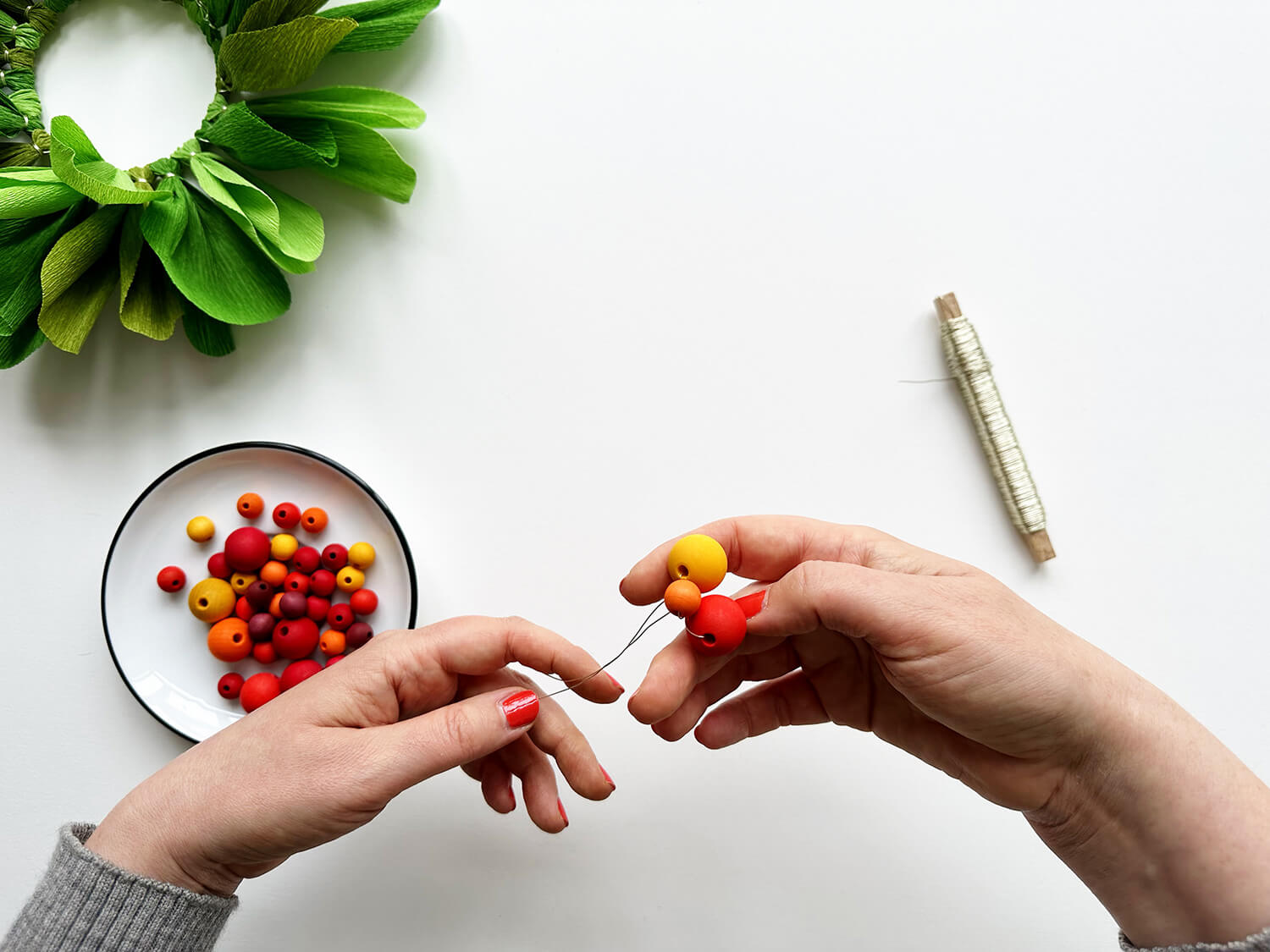 Ilex oder Weihnachtsstern? So bastelst du einen immerschönen Türkranz