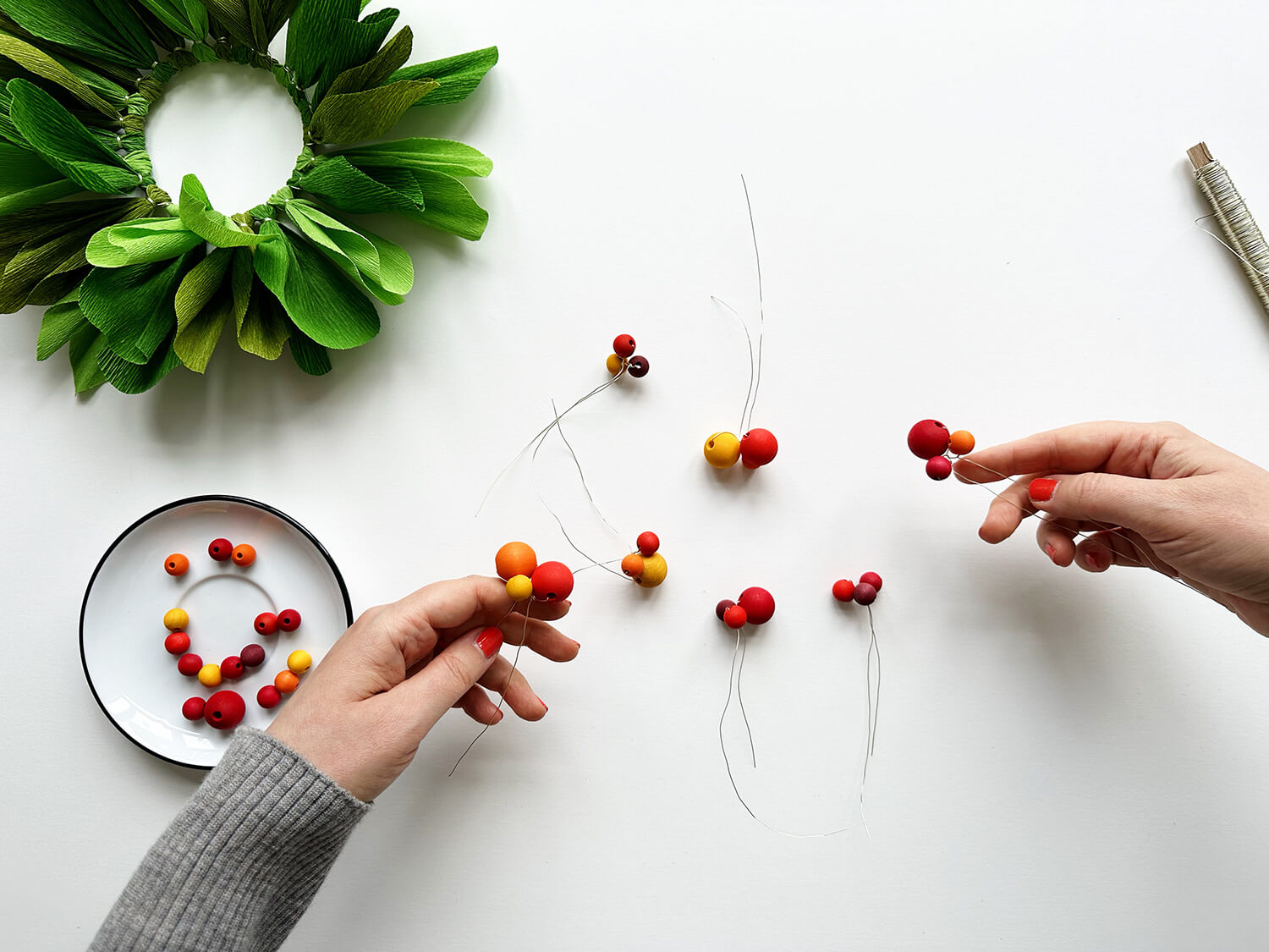 Ilex oder Weihnachtsstern? So bastelst du einen immerschönen Türkranz
