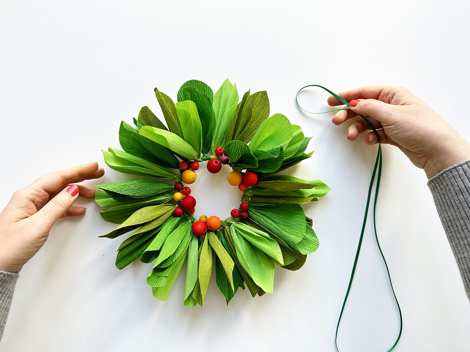 Ilex oder Weihnachtsstern? So bastelst du einen immerschönen Türkranz