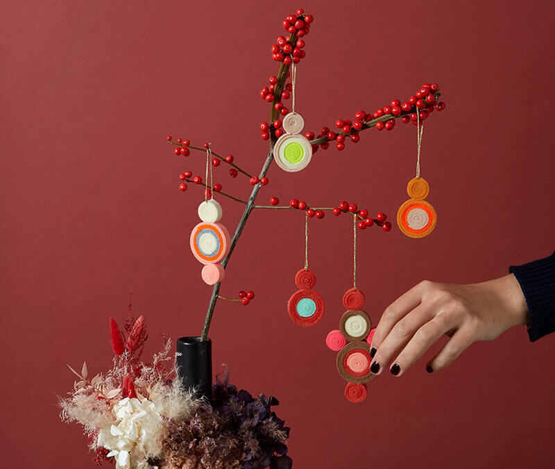 Kugelrund und kunterbunt: Weihnachtsdeko aus Filz basteln