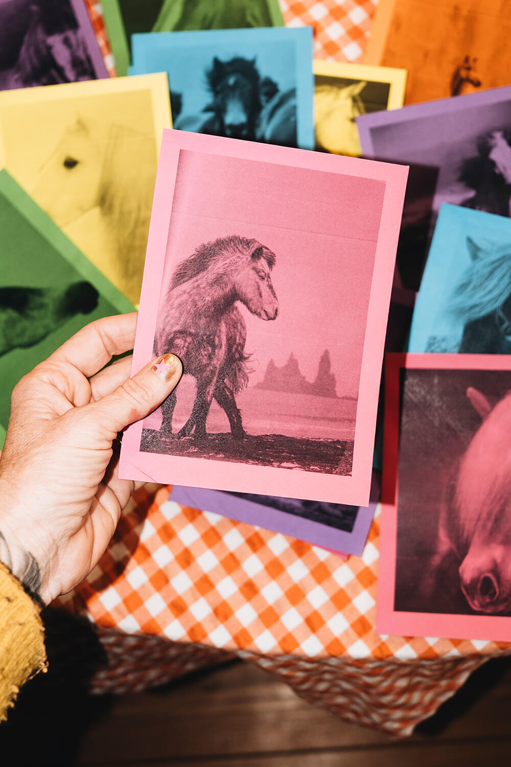 Pferd, Fußball oder Enkelkinder? Wir basteln einen Adventskalender aus Briefumschlägen und Fotos.