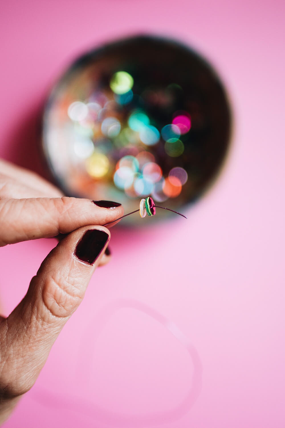 Wir basteln Weihnachtskarten mit bunten Drahtornamenten.