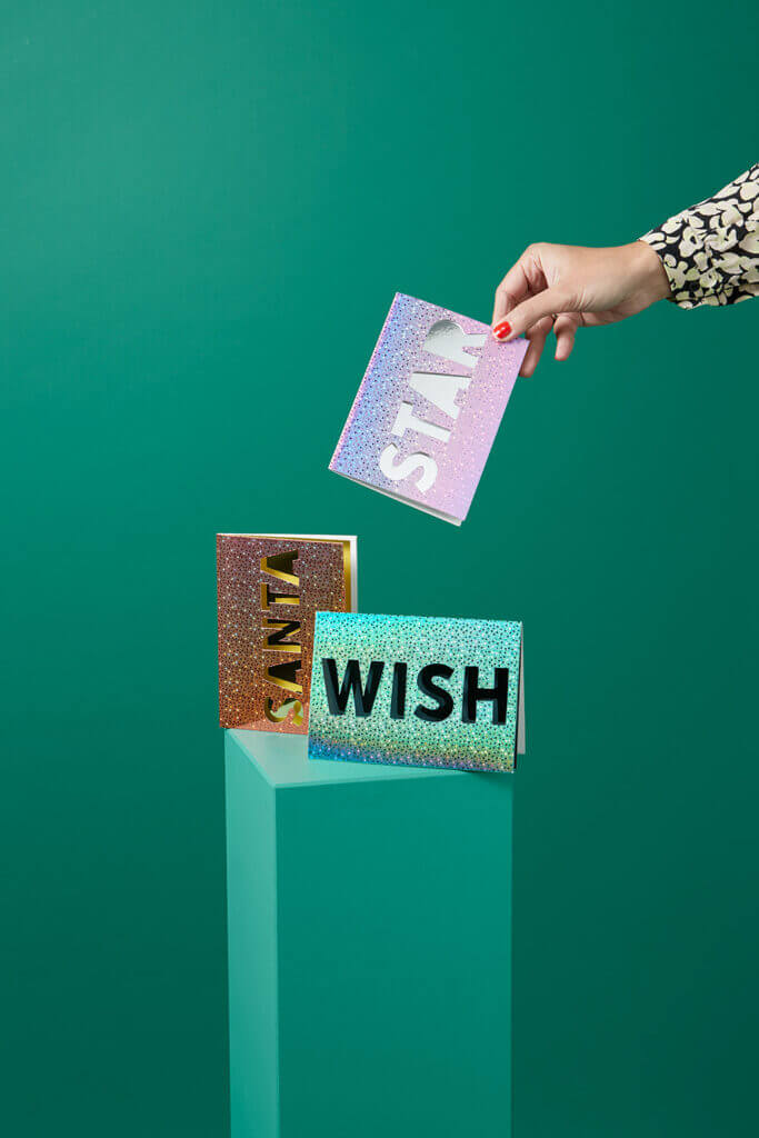 Wir basteln Cut-out-Karten für die Weihnachtspost.