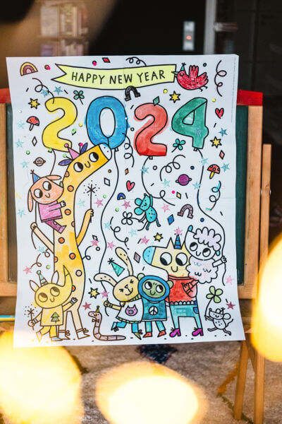 Wir feiern ins neue Jahr mit dem Ausmalposter "Happy New Year 2024".