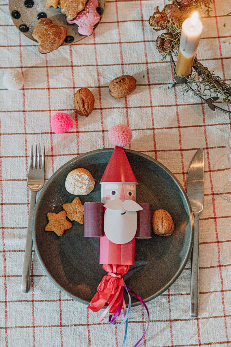 Wir basteln Weihnachtsmänner mit Vorlage.