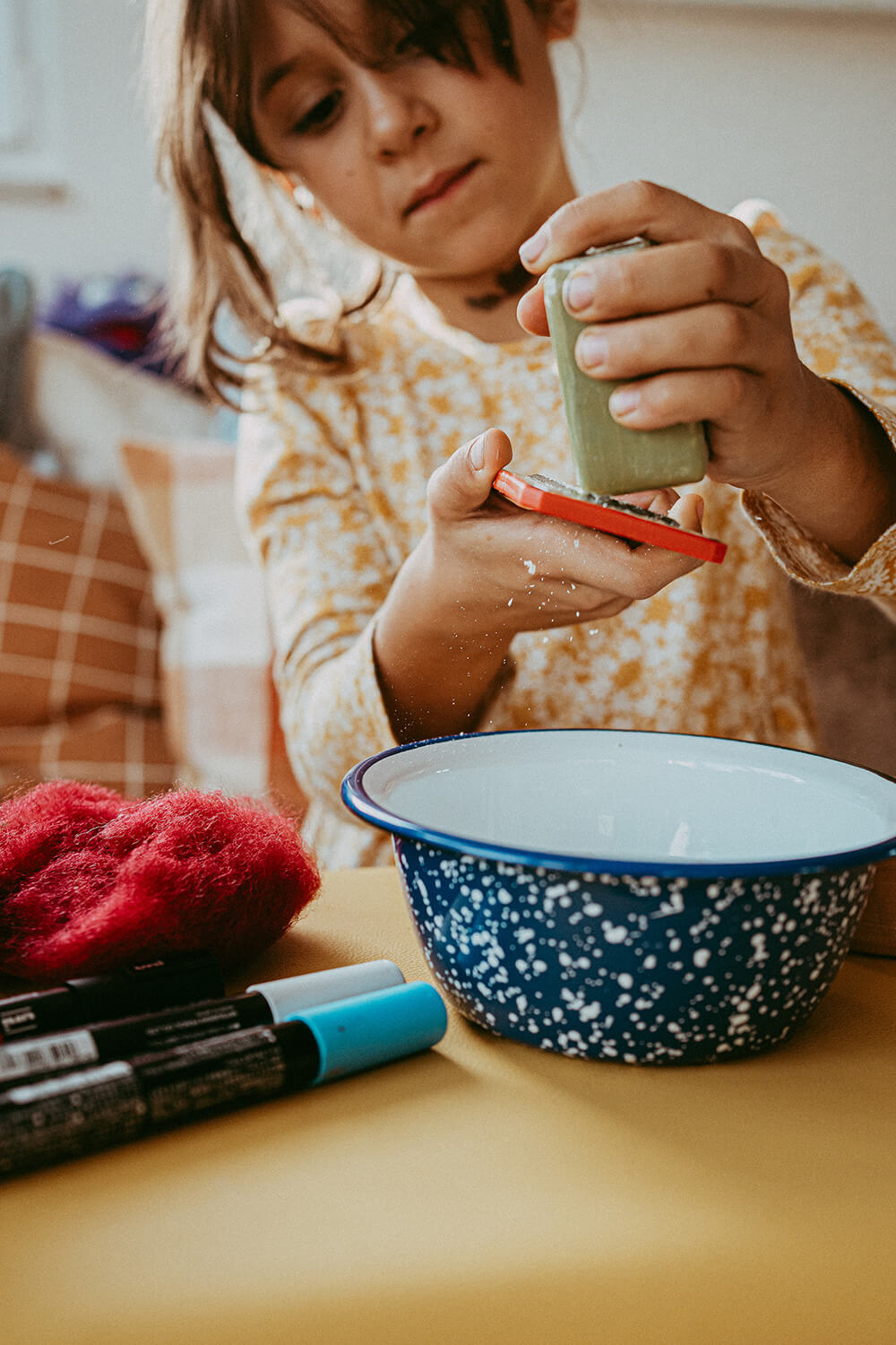 Wir basteln Stifthüllen-Monster aus Filz.