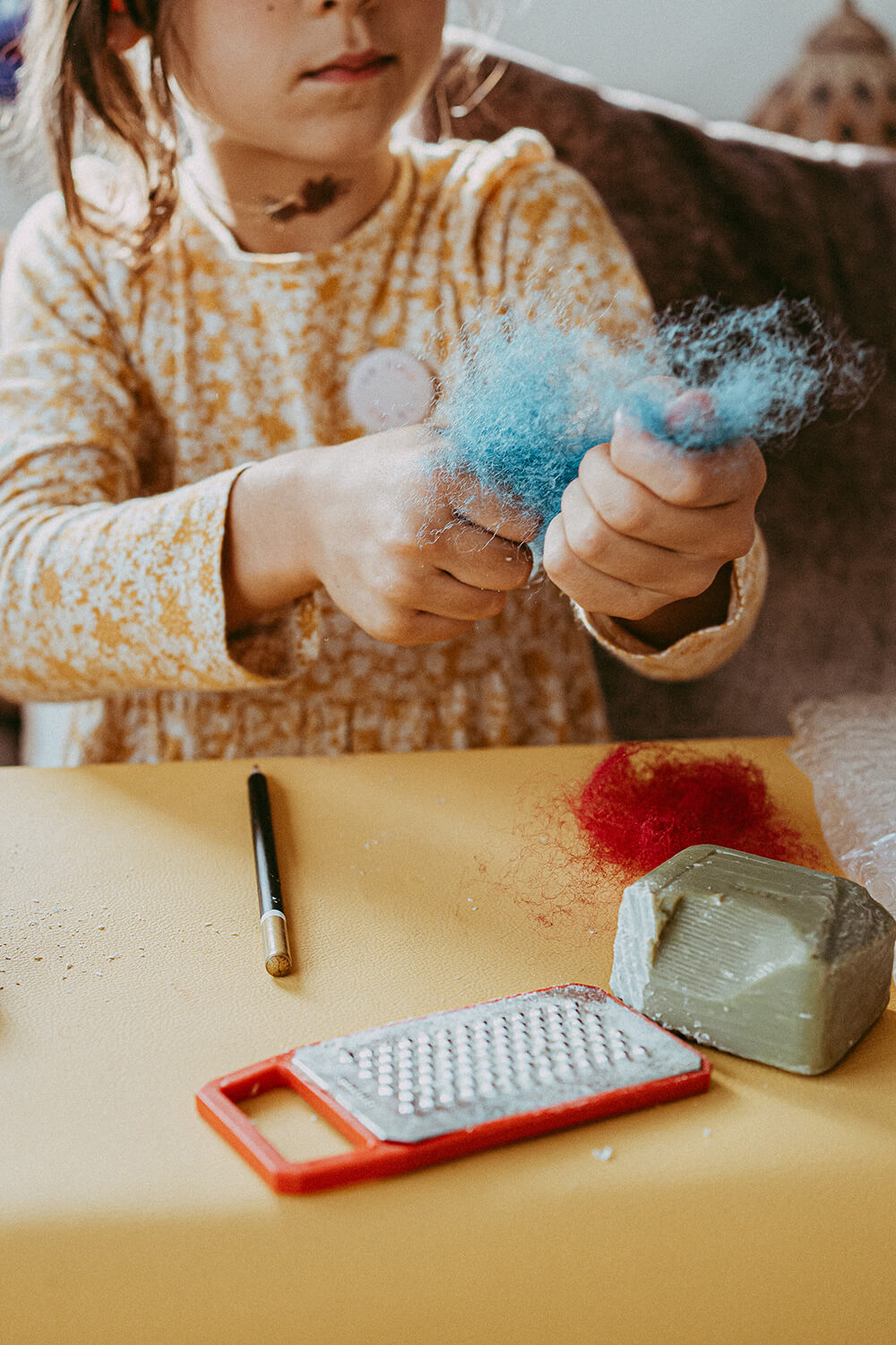 Wir basteln Stifthüllen-Monster aus Filz.