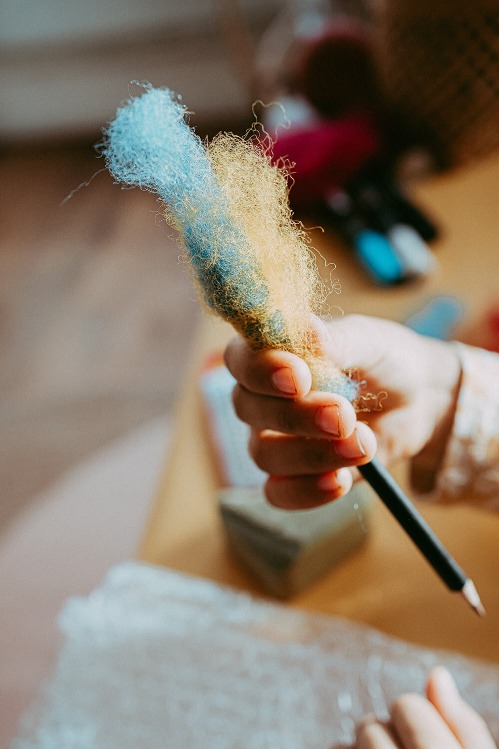 Wir basteln Stifthüllen-Monster aus Filz.