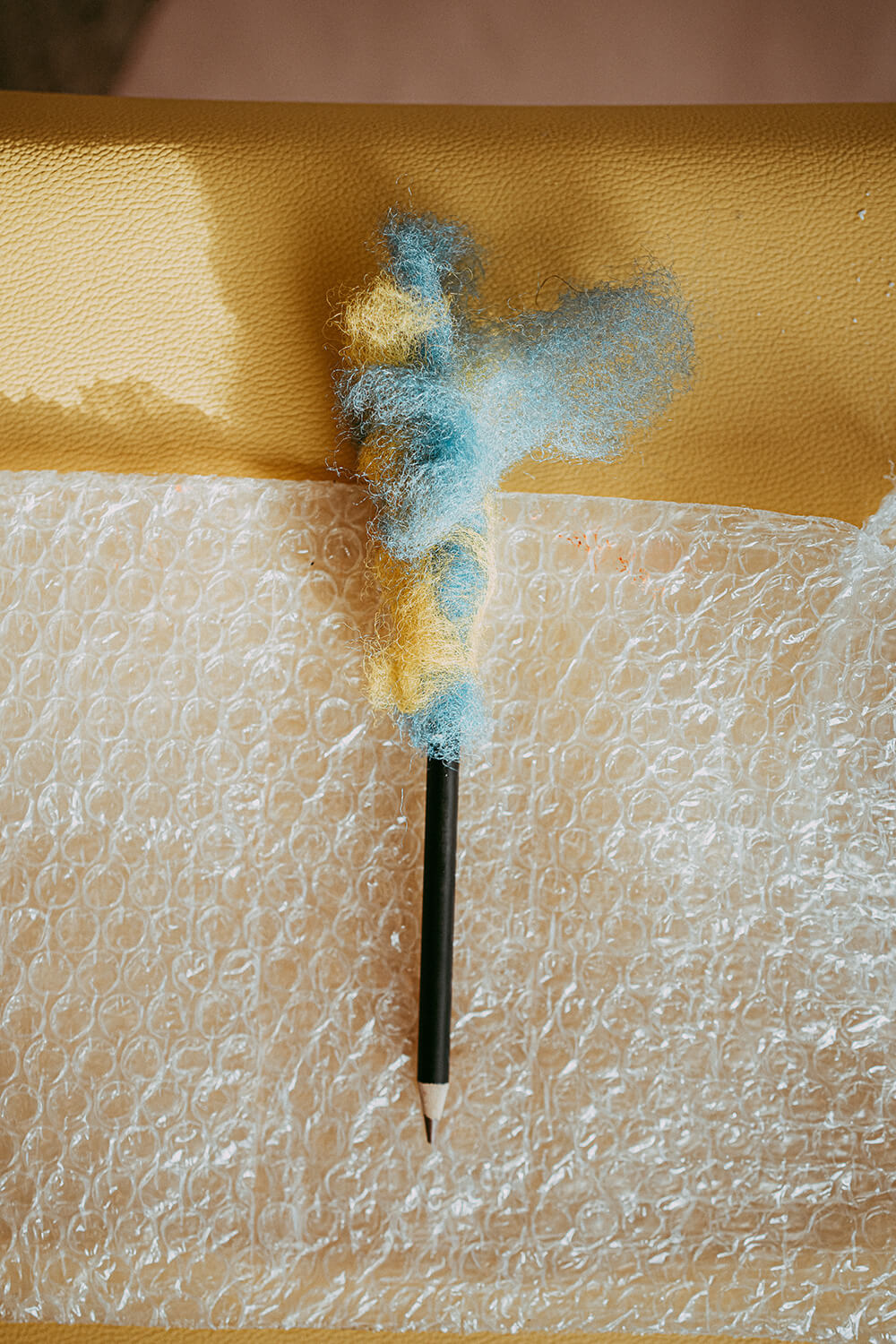 Wir basteln Stifthüllen-Monster aus Filz.